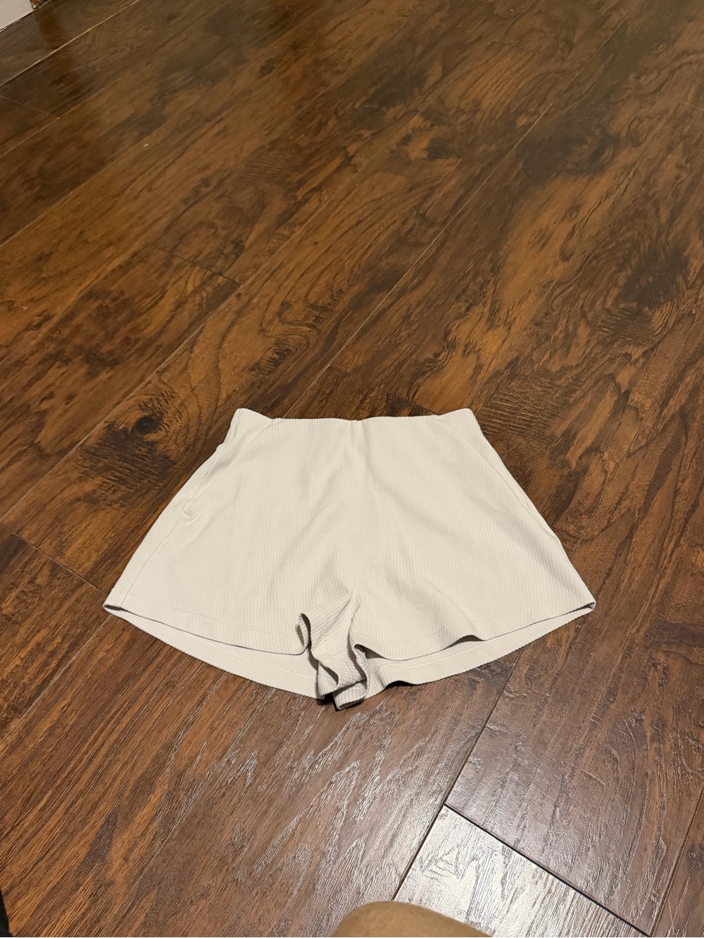 Lululemon women’s bone ribbed softstreme high rise 2” shorts size 4
